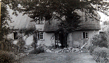 Old Yews Cottage before extension in the 1940s [X535/3]